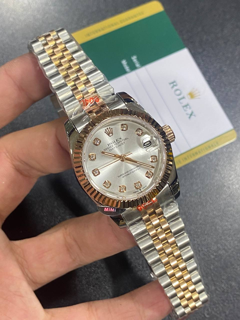 W Rolex Datejust wristwatch featuring-130